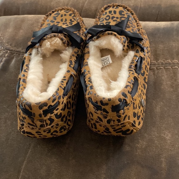 UGG® Australia Women's
Dakota Leopard Bow Slippers New with sticker / Size 5 - Picture 2 of 5